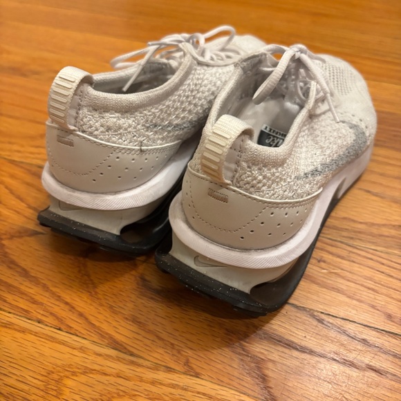 Nike Flyknit Racer Sneakers Women 7 - Picture 3 of 3